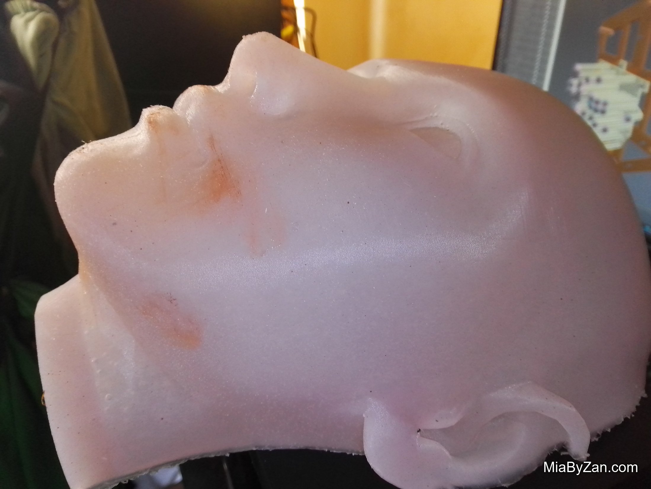 Mia‑001 — peau latex, vue de profil
